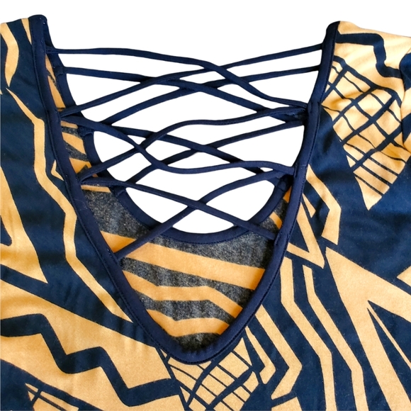 Missing Polynesian co. dress with island inspired patterns - Picture 4 of 4